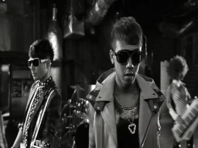 今回のビデオでは、川畑がトレードマークともいえる帽子を取って撮影に参加。実はデビュー以来、川畑はメディアの露出では帽子を取っていないという。