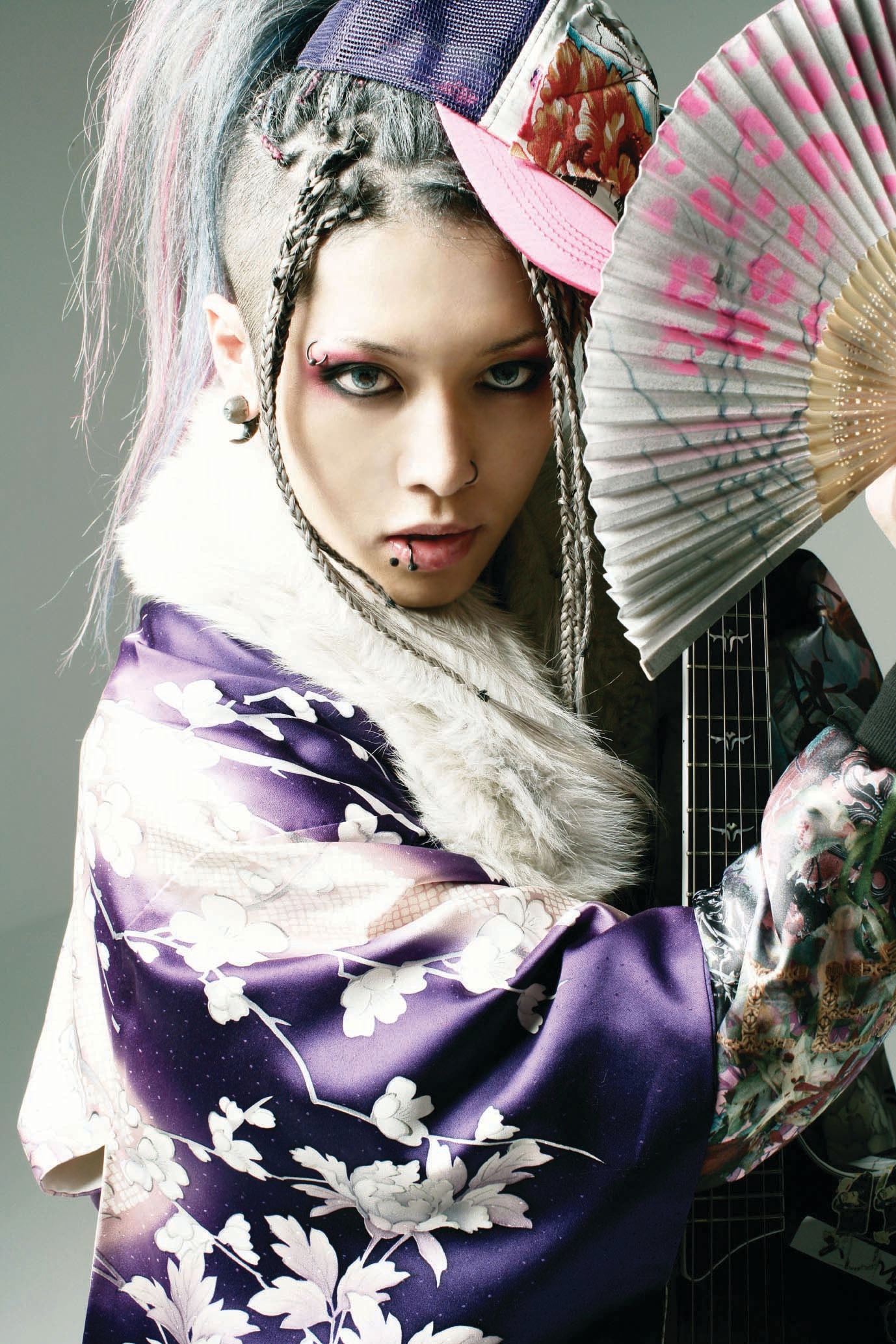 雅-miyavi-をはじめ、現在のヴィジュアル系シーンを代表する人気アーティストが豪華競演を繰り広げる。
