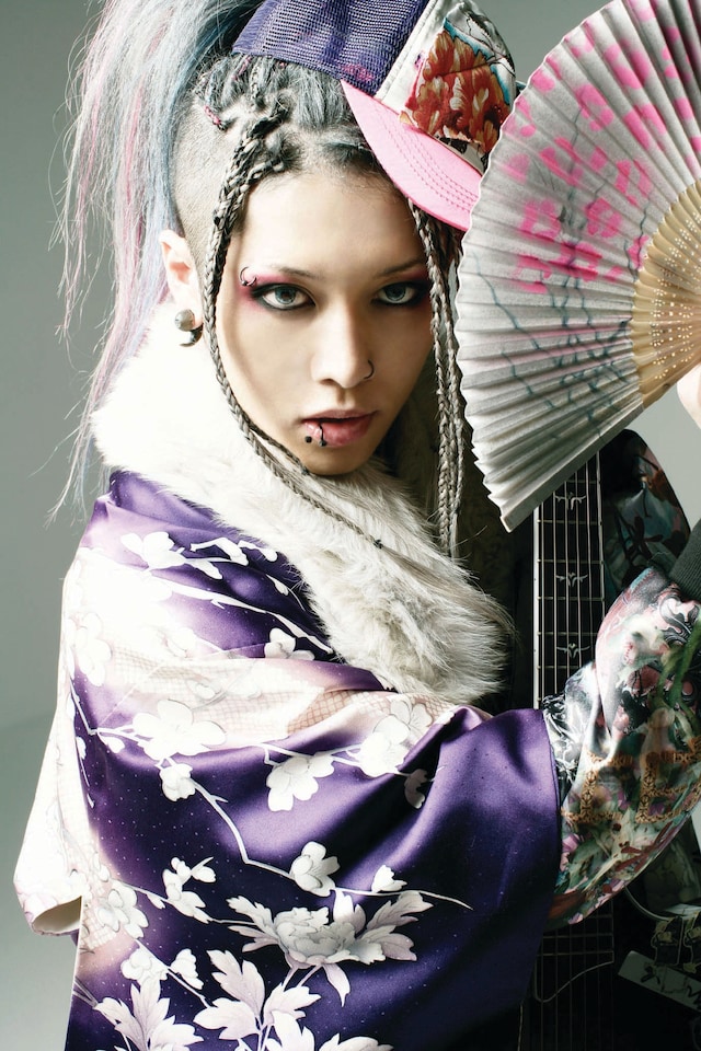 雅-miyavi-をはじめ、現在のヴィジュアル系シーンを代表する人気アーティストが豪華競演を繰り広げる。