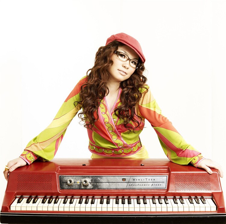 人気急上昇中の坂詰美紗子。おしゃれなメガネとウーリッツァーの赤いエレピがトレードマークだ。