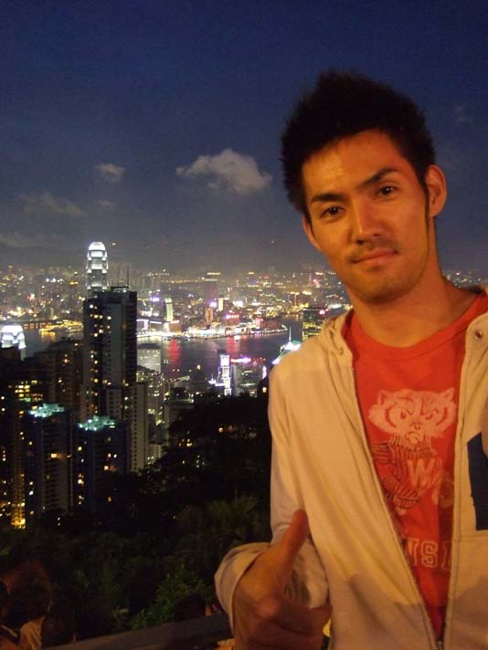 香港の夜を満喫する中孝介。後ろは100万ドルの夜景。