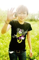 松ぼっくりを見せつけるMISON-B。