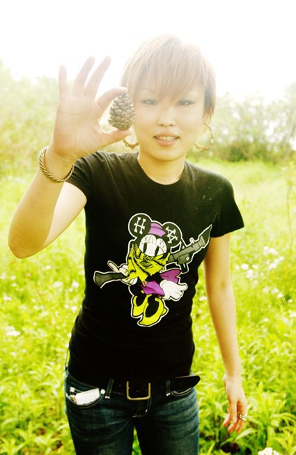 松ぼっくりを見せつけるMISON-B。