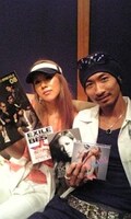 お互いの作品を交換しあうDOUBLEとDJ MAKIDAI。