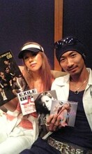 お互いの作品を交換しあうDOUBLEとDJ MAKIDAI。