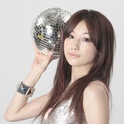 元高校教師という肩書きをもつSAWAは、6月18日にデビューミニアルバム「COLORS」をリリースした。