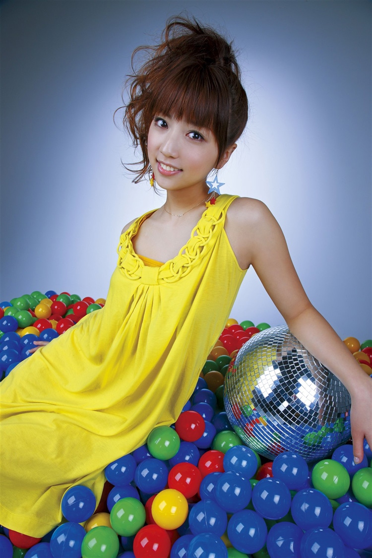 BON-BON BLANCOのボーカルSANTOS ANNAはソロシンガー「Anna」としても活躍中。
