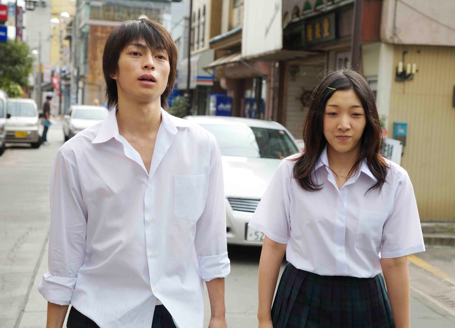 峯（遠藤雄弥）とちず（安藤サクラ）は意外な事件をきっかけに急接近。