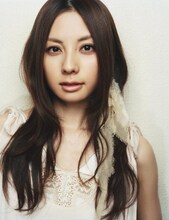 デビューから1年で大きな成長をとげた高杉さと美。コンセプチュアルな新作で見せる新たな表情に注目だ。