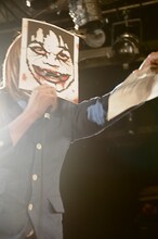 司会のカトウタロウ（BEAT CRUSADERS）はおなじみのお面を血に染めてDMCファンを笑わせた。