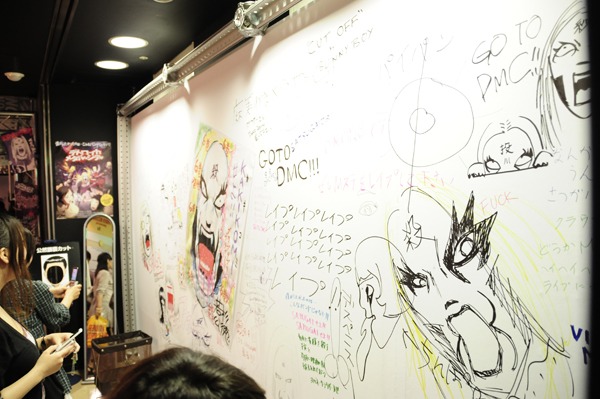 会場に設置されたらくがきボードにはクラウザーさんより「KAKIKOMIせよ！」とのお言葉があった。