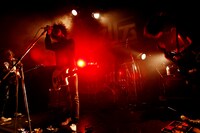 THE NOVEMBERSの小林祐介は、MCで「最近のライブのテーマは『エンジョイ＆エキサイティング』」と抱負を語った（photo by SUSIE）。