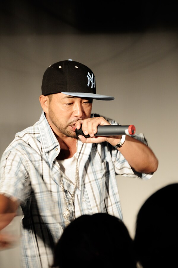 K DUB SHINEは「CD売れないと英語勉強してニューヨーク行けなくなっちゃうから」と「鬼刃」を踏まえたジョークでDMCファンを喜ばせた。