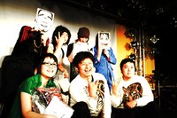 エアギター選手権の全出演者で記念撮影。