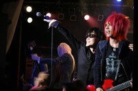 派手なステージアクションで客席をあおるTOSHI。ちなみにTOSHIは、T-EARTHと異なるもうひとつの新プロジェクトで、女性アーティストとのデュエットにも挑戦しているという。