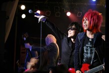 派手なステージアクションで客席をあおるTOSHI。ちなみにTOSHIは、T-EARTHと異なるもうひとつの新プロジェクトで、女性アーティストとのデュエットにも挑戦しているという。