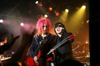 JUN（ex.Phantasmagoria）の肩に手をかけシャウトするTOSHI。