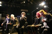 トークイベントはリラックスした雰囲気で進行。「俺らの時代のビジュアル系はファンと話すことはほとんどなかったよね。常に『近寄るんじゃねえぞ』というオーラを出してたから」（TOSHI）