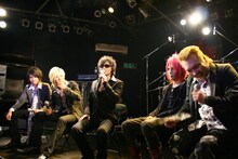 トークイベントはリラックスした雰囲気で進行。「俺らの時代のビジュアル系はファンと話すことはほとんどなかったよね。常に『近寄るんじゃねえぞ』というオーラを出してたから」（TOSHI）