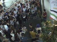 写真は8月7日に下北沢駅北口にて行われた路上ライブの模様。ミドリカワファンや通りすがりの人々など、多数の観客が彼の演奏に耳を傾けた。