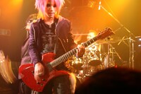 JUN（ex.Phantasmagoria）はソロアーティストとしても活動しており、「jun」名義でのニューシングル「look for "MR.NAME"」をリリースしたばかり。