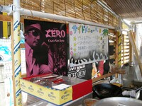 ビーチにはCKBのカッコいいポスターも。