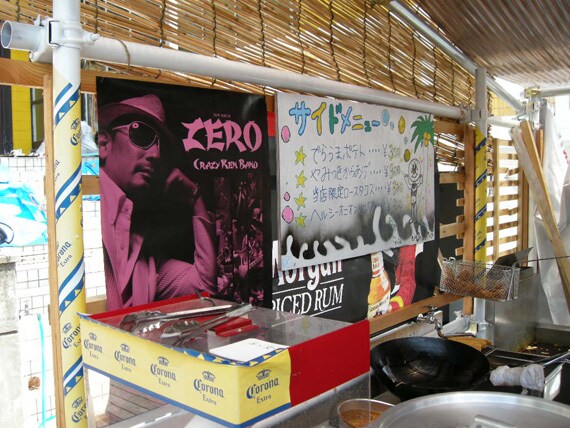 ビーチにはCKBのカッコいいポスターも。