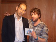 J-POPと洋楽のヒット曲が互いにカバーされ、同時にリリースされるのは極めて稀なこと。エリオット（写真右）は今月末に来日公演を行うので、木山（左）とのステージでの共演にも期待がかかる。