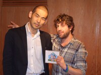 J-POPと洋楽のヒット曲が互いにカバーされ、同時にリリースされるのは極めて稀なこと。エリオット（写真右）は今月末に来日公演を行うので、木山（左）とのステージでの共演にも期待がかかる。