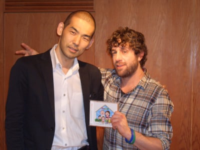 J-POPと洋楽のヒット曲が互いにカバーされ、同時にリリースされるのは極めて稀なこと。エリオット（写真右）は今月末に来日公演を行うので、木山（左）とのステージでの共演にも期待がかかる。