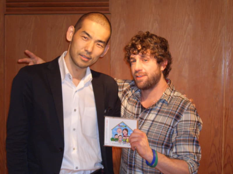 J-POPと洋楽のヒット曲が互いにカバーされ、同時にリリースされるのは極めて稀なこと。エリオット（写真右）は今月末に来日公演を行うので、木山（左）とのステージでの共演にも期待がかかる。