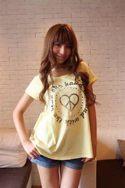 雑誌「Cawaii!」のモデルとしても活躍する彼女。独自のセンスが活かされたファッションにも注目だ。