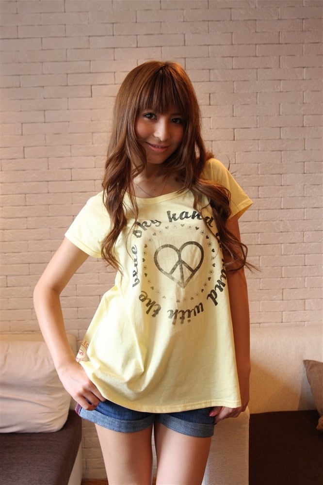 雑誌「Cawaii!」のモデルとしても活躍する彼女。独自のセンスが活かされたファッションにも注目だ。