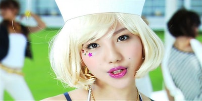 ブロンドのウィッグでSEXYにキメる谷村奈南。ウィッグをつけたのは公私ともに今回が初めてとのこと。