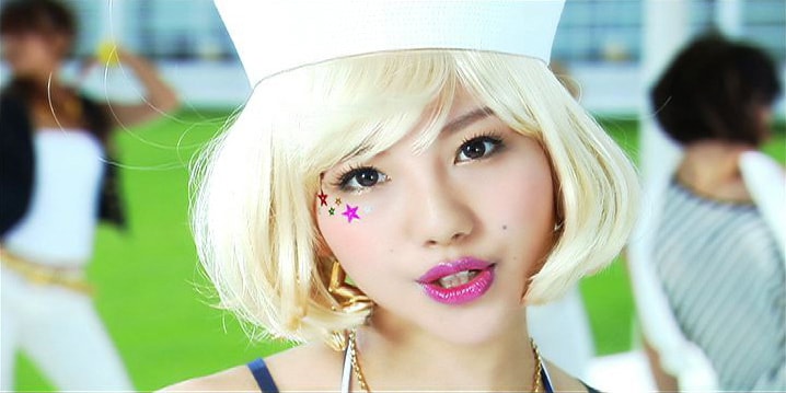 ブロンドのウィッグでSEXYにキメる谷村奈南。ウィッグをつけたのは公私ともに今回が初めてとのこと。