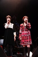 昨年のクリスマスイブには、シングル「瞳ひらいて」をプロデュースした川嶋あいのライブにゲスト出演。ステージ上でのデュエットを実現した。