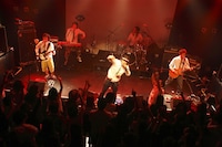 左から河原真（B）、畠山拓也（Tb / Key）、山森大輔（Vo）、オータケハヤト（Dr）、豊田ヒロユキ（G）の5人。