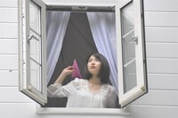 写真はROCK'A'TRENCHのシングル「Every Sunday Afternoon」のビデオクリップに出演した志田未来。