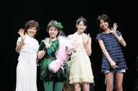 女優・高畑充希としての顔も持つみつき。主演を務めた舞台「ピーターパン」の通算1400回公演では竹内まりや作詞・作曲の最新シングル「夏のモンタージュ」を生披露した（写真左端は長年ピーターパン役を務めた榊原郁恵）。