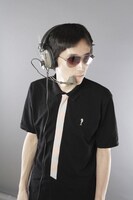 オフィシャルサイトによれば、電気書房の本名は「コンピューター伸一」。好きなアーティストはPerfume、MEG、浜田省吾。