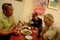 自宅に戻ると真っ先にアンプの電源を入れ、ギターを鳴らしたという吉野寿（写真中央）。