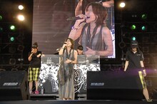 多様なジャンルを貪欲に取り込むBENNIE K。うつむき加減のシューゲイザースタイルでシンディ・ローパー「Product Of Misery」のカバーを熱海のステージに響かせた（写真中央はゲストシンガーYukie）。