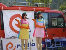 歌うバニラビーンズ。ちなみに「デトロイト・メタル・シティ ザ・ファンブック 魔典」の対談によると、2人は朝起きてすぐこの衣装に着替えているとのこと。