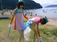 ゴミを拾うレナと、ゴミを見つけて満面の笑みを浮かべるリサ。