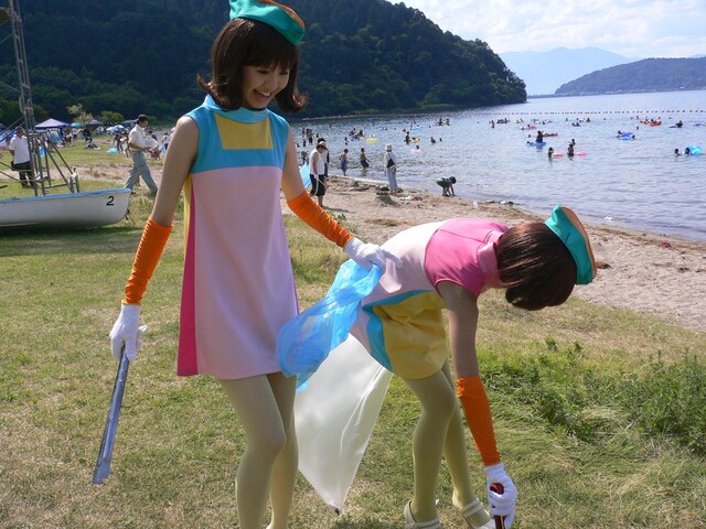 ゴミを拾うレナと、ゴミを見つけて満面の笑みを浮かべるリサ。