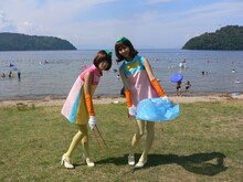 きれいになった琵琶湖をバックに、すまし顔でゴミ拾いポーズをキメるバニラビーンズ。