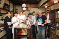 主題歌となったシングル「ただ、ありがとう」を手に、「あんどーなつ」出演陣と記念撮影。