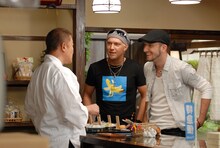 日本語ペラペラなのに「ニホンゴワカリマセン」Tシャツをグッズで出しているMONKEY MAJIK。今回の出演では、ユーモアの利いた演技を期待してもよさそうだ。（写真は出演ドラマの撮影風景）