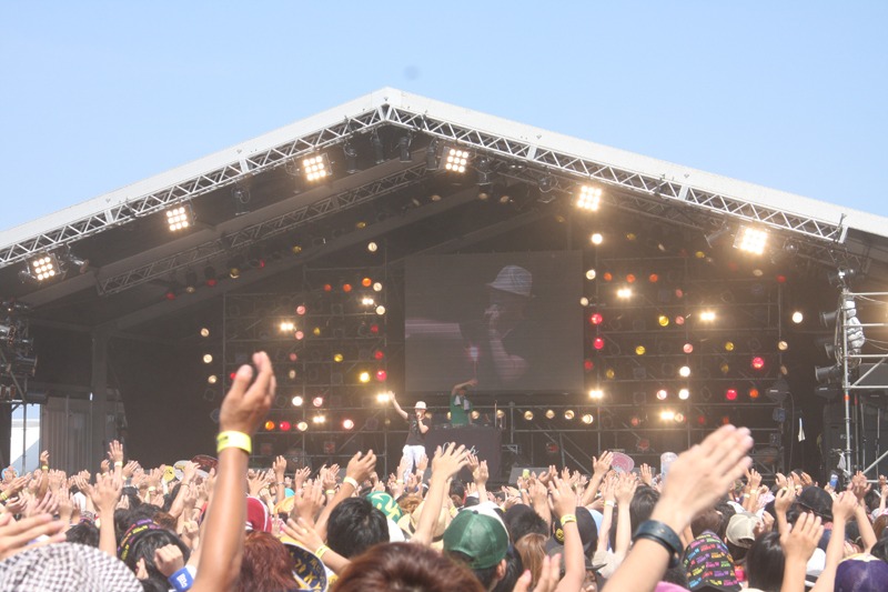 ライブは太陽が照りつける炎天下の中行われた。