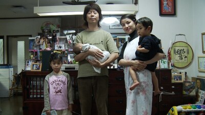 浜崎貴司や桜井秀俊（写真）らミュージシャンは、日常にあふれる諸問題と音楽をどのように両立させているのか、興味をかきたてるドキュメンタリーになりそうだ。